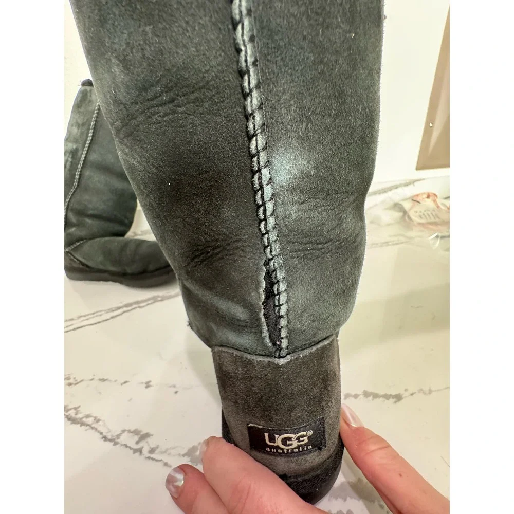 Ugg Classic 5815 Size 9 Women‎ Black (has small rip)